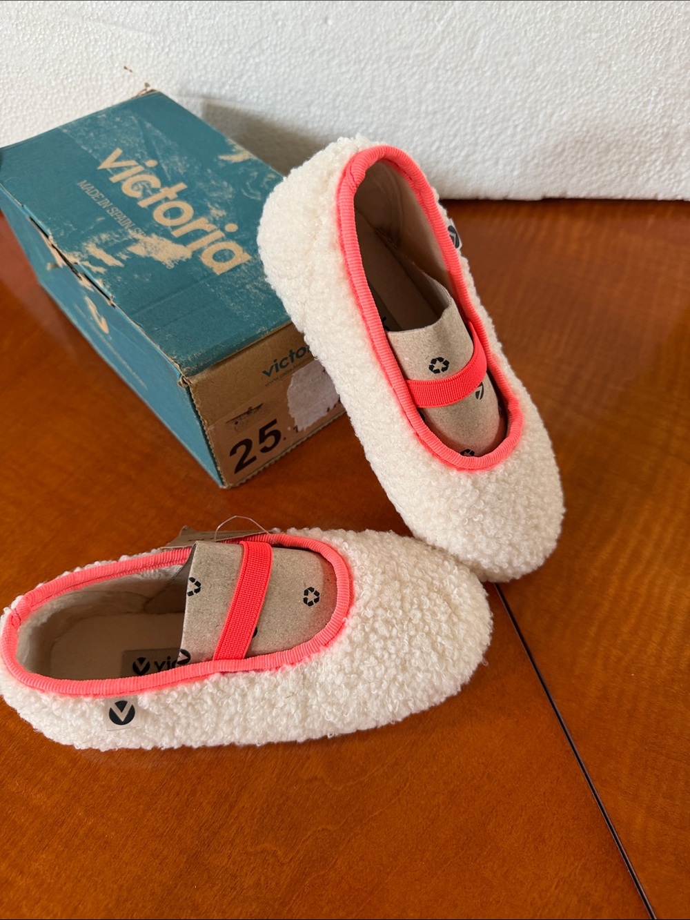 NWT Kids Cream Sherpa Mary Jane Shoes with Coral Trim 25